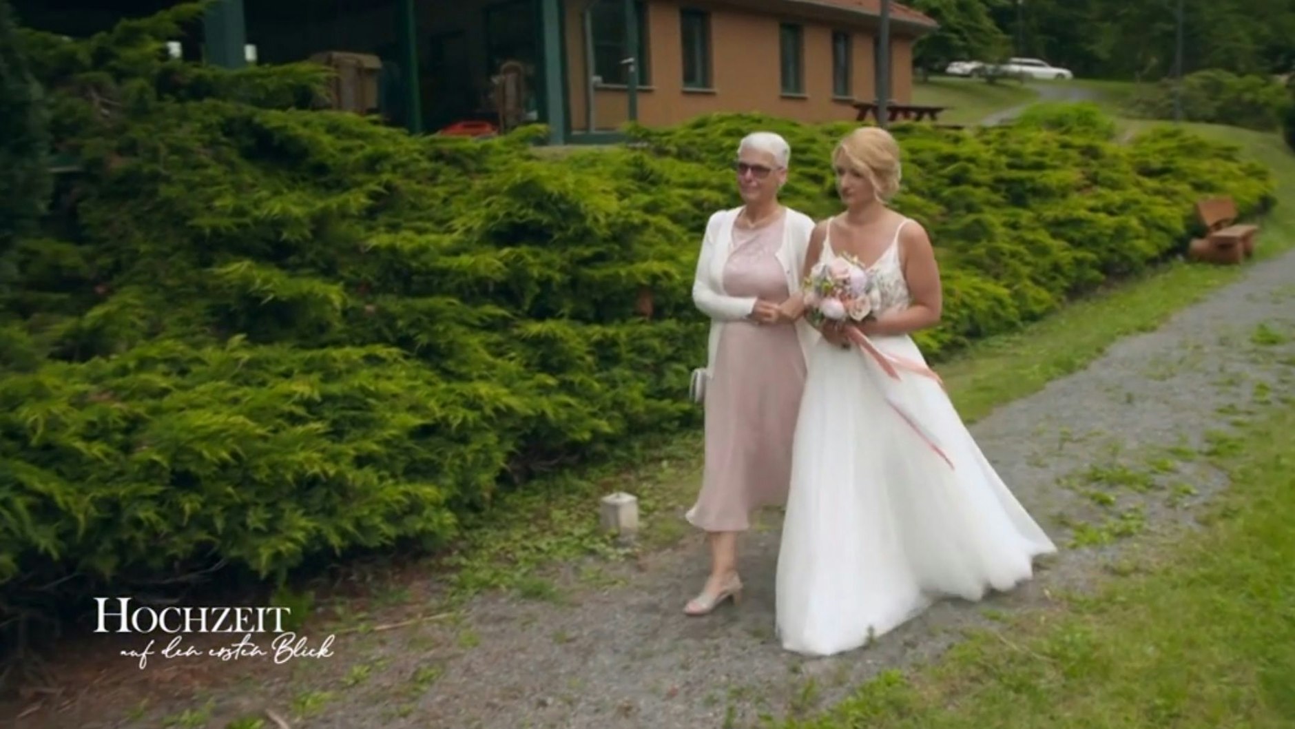 „Hochzeit auf den ersten Blick“-Braut Anika wird auf dem Weg zur Trauung von ihrer Mutter begleitet.