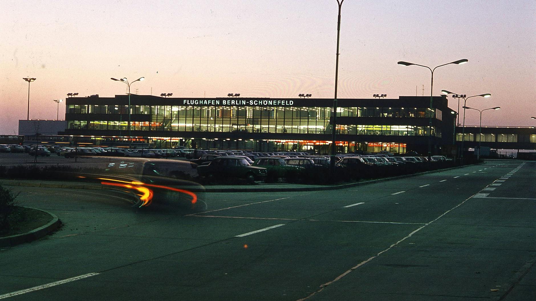 „Freiheit des Durchgangsverkehrs.“ Über den Ost-Berliner Flughafen Schönefeld reisten auch viele Passagiere nach West-Berlin weiter, weder von Ost noch West kontrolliert. 