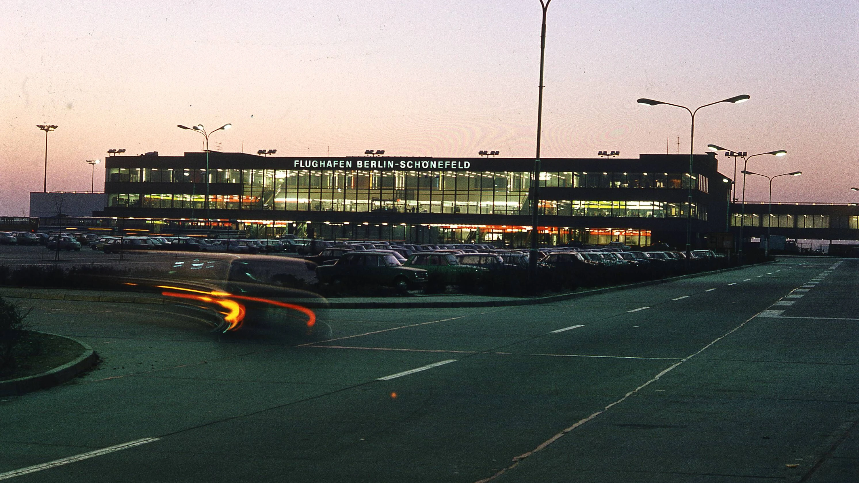 „Freiheit des Durchgangsverkehrs.“ Über den Ost-Berliner Flughafen Schönefeld reisten auch viele Passagiere nach West-Berlin weiter, weder von Ost noch West kontrolliert.&nbsp;