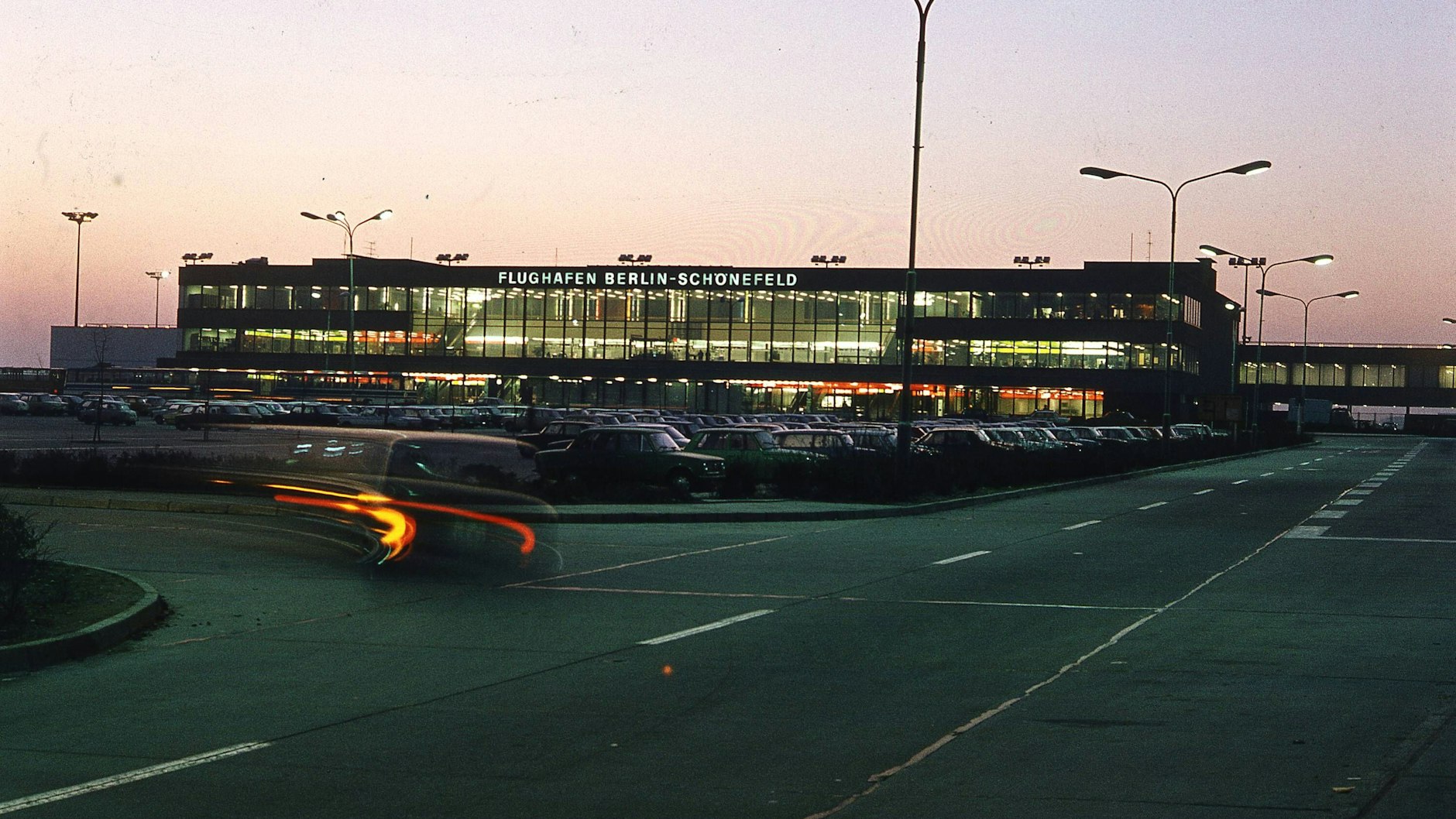 „Freiheit des Durchgangsverkehrs.“ Über den Ost-Berliner Flughafen Schönefeld reisten auch viele Passagiere nach West-Berlin weiter, weder von Ost noch West kontrolliert.&nbsp;