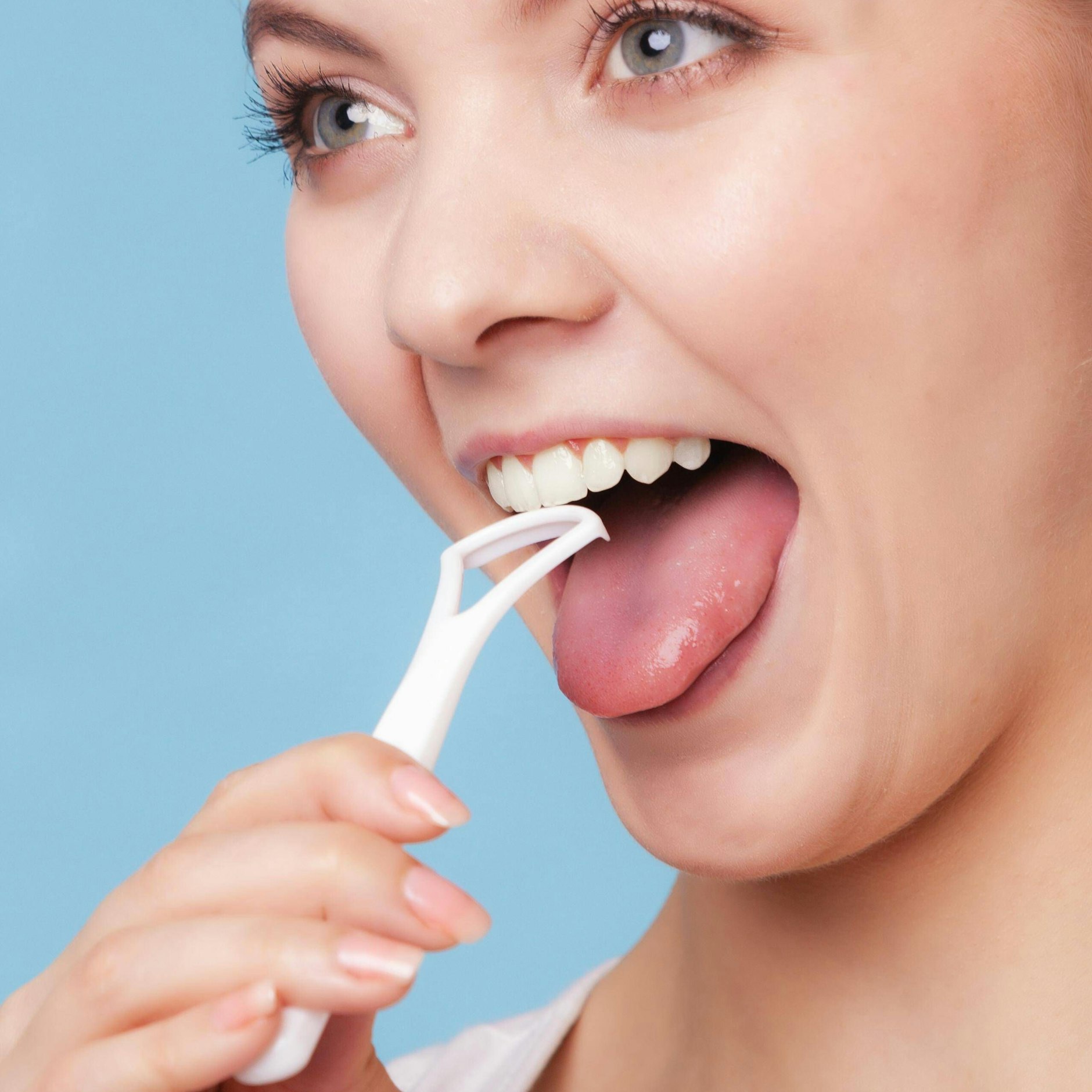 Sinnvoll für die tägliche Mundhygiene ist die Nutzung eines Zungenschabers aus der Apotheke oder Drogerie. Wer den nicht zur Hand hat, kann sich mit einem Löffel behelfen.