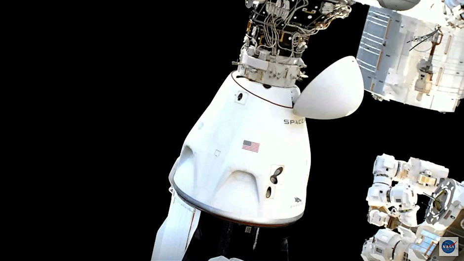 Die Astronauten in der SpaceX Dragon-Kapsel bereiten sich auf das Abdocken von der Internationalen Raumstation vor.&nbsp;