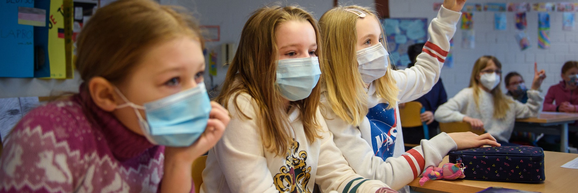 Der Mund- und Nasenschutz muss wieder rauf: An den Berliner Grundschulen gilt wieder die Maskenpflicht.