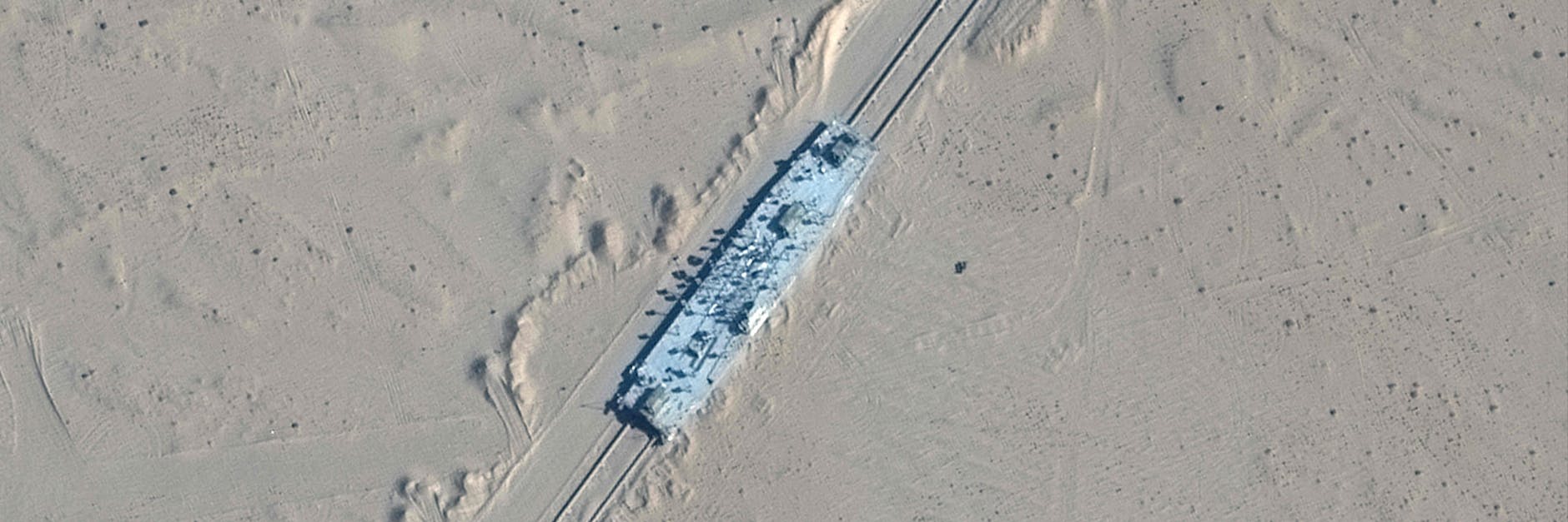 Das Satellitenbild zeigt die Attrappe eines US-Flugzeugträgers in der chinesischen Taklamakan-Wüste.