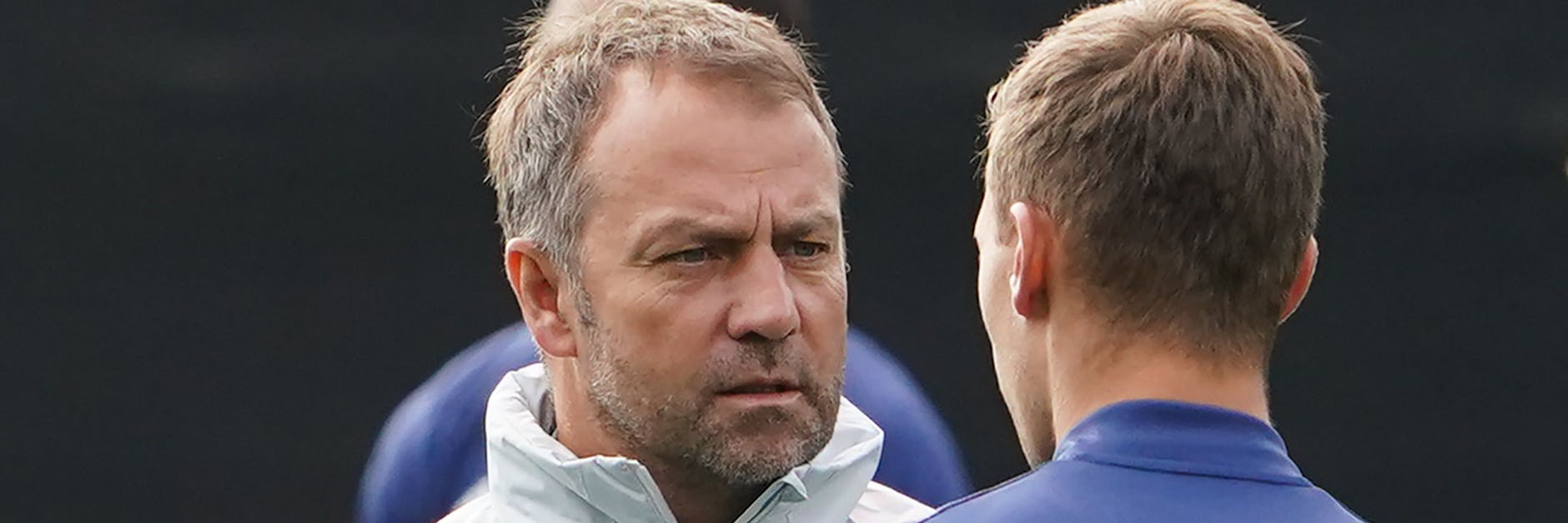 Bundestrainer Hansi Flick hat mit Joshua Kimmich etwas zu besprechen. Nicht über Taktik, sondern über Impfstrategie. 