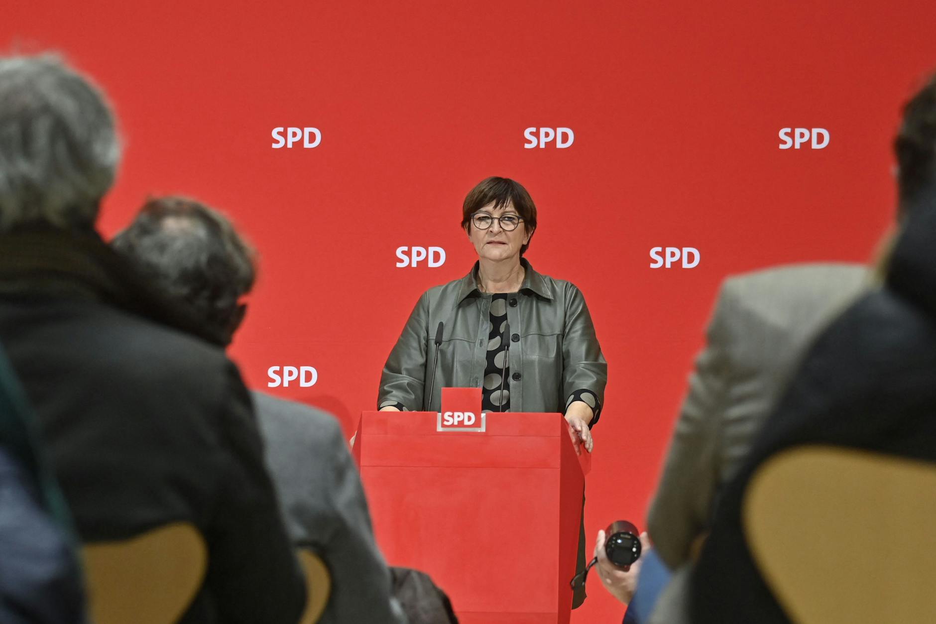 Saskia Esken, amtierende Vorsitzende der SPD, will weiter an der Spitze ihrer Partei bleiben. Co-Vorsitzender soll Lars Klingbeil werden.
