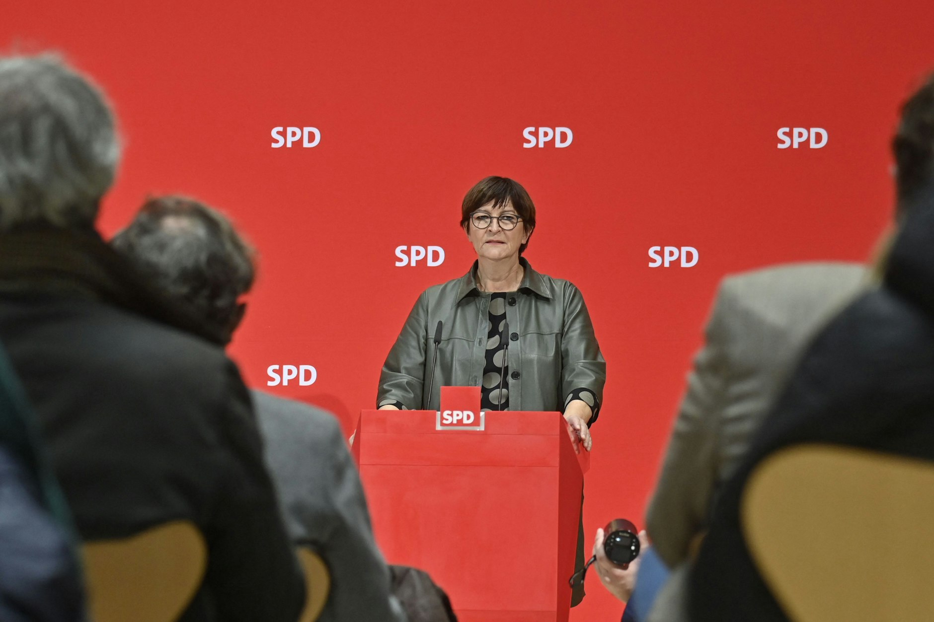 Saskia Esken, amtierende Vorsitzende der SPD, will weiter an der Spitze ihrer Partei bleiben. Co-Vorsitzender soll Lars Klingbeil werden.