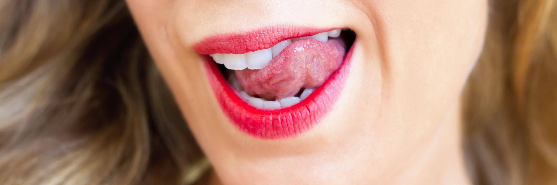 Wussten Sie, dass Mundgeruch immer dann entsteht, wenn sie auf der Zunge ungehindert Bakterien vermehren. Es ist also mal wieder Zeit für eine gründliche Reinigung der Zunge.