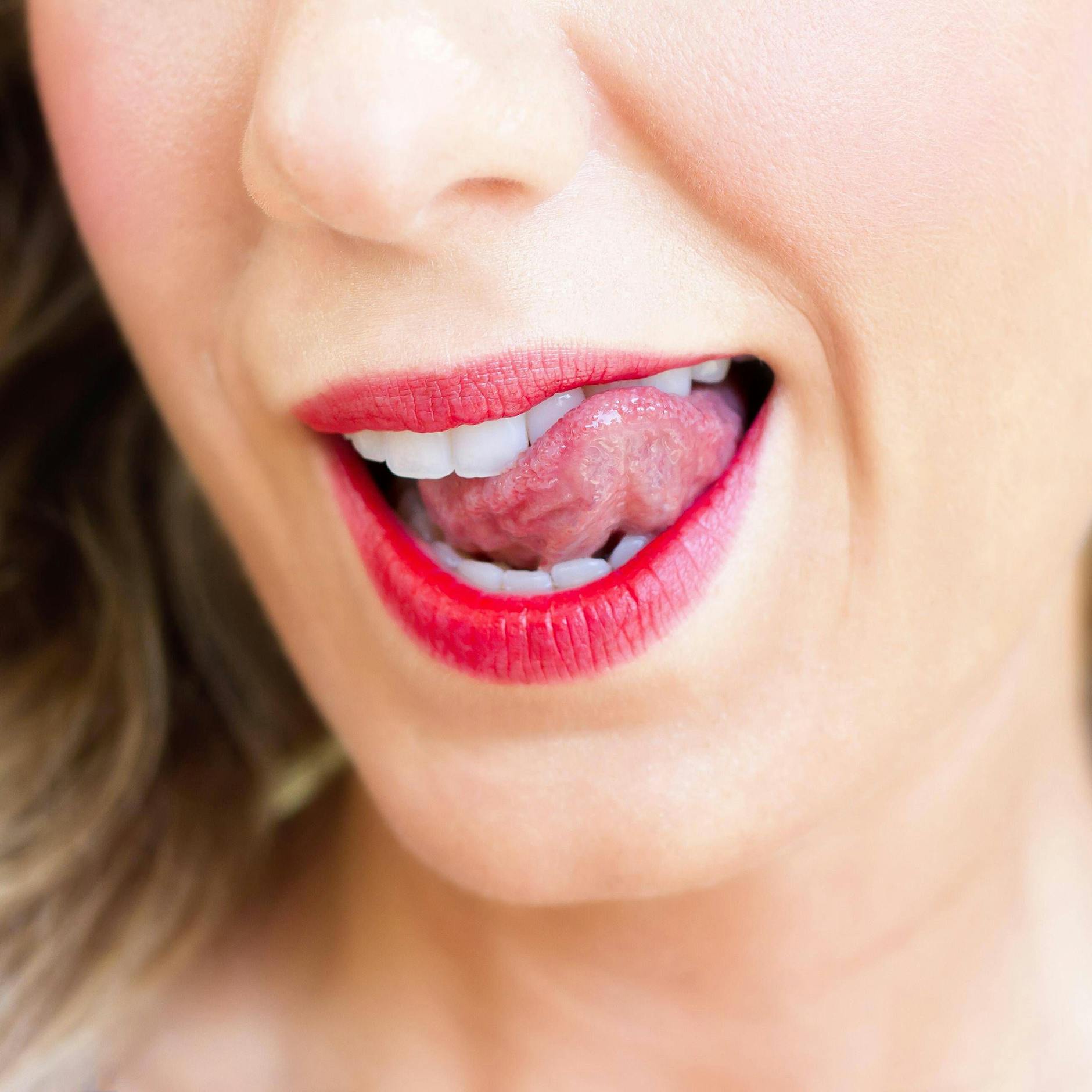 Genialer Backpulver-Trick: So reinigen Sie Ihre Zunge und entfernen ekligen Mundgeruch mit einfachen Hausmitteln