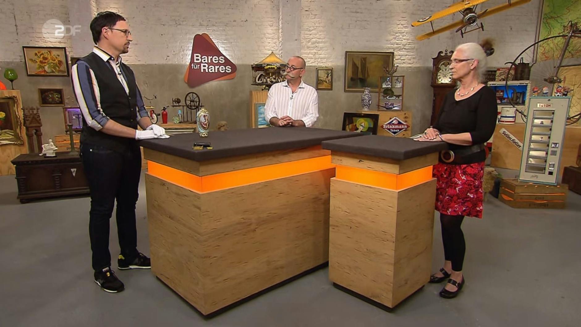 „Bares für Rares“-Moderator Horst Lichter findet die Vase auch ohne Blumen schön.