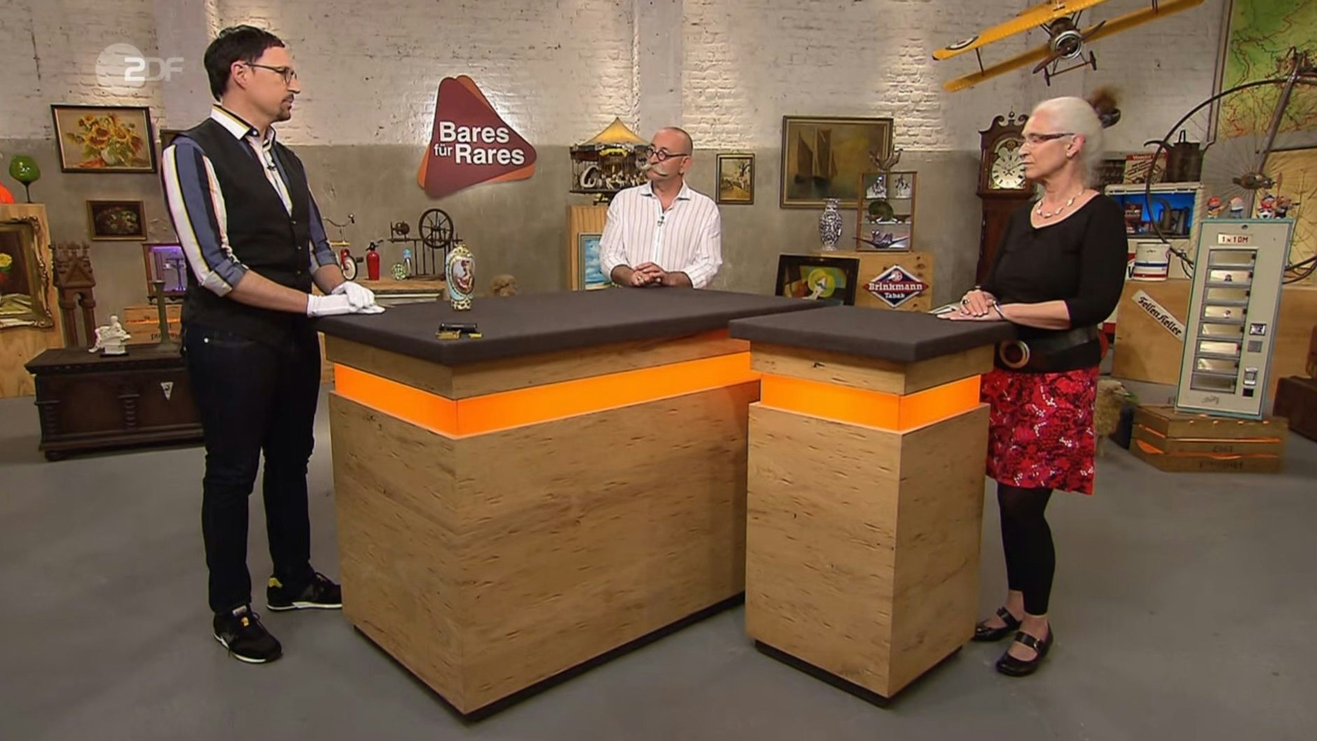 „Bares für Rares“-Moderator Horst Lichter findet die Vase auch ohne Blumen schön.