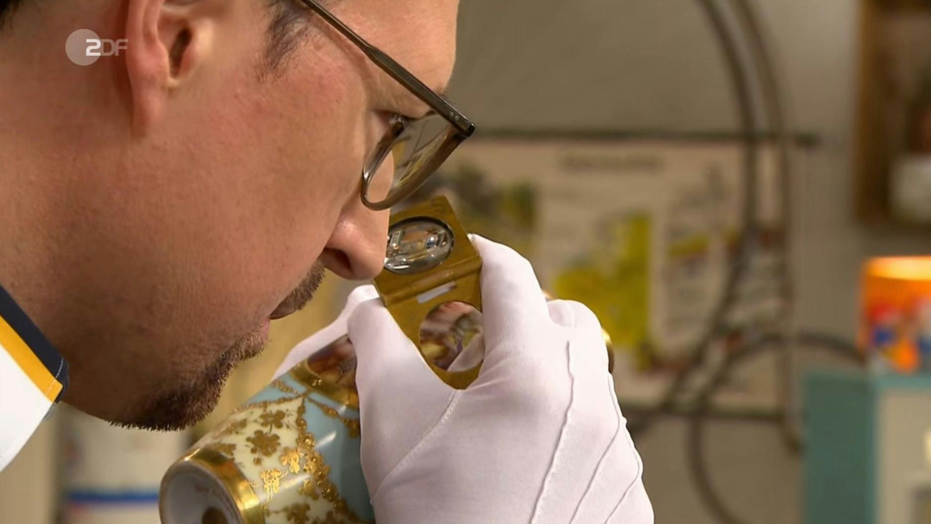 Von „Bares für Rares“-Fachmann Colmar Schulte-Goltz wird die Prunkvase genau unter die Lupe genommen.