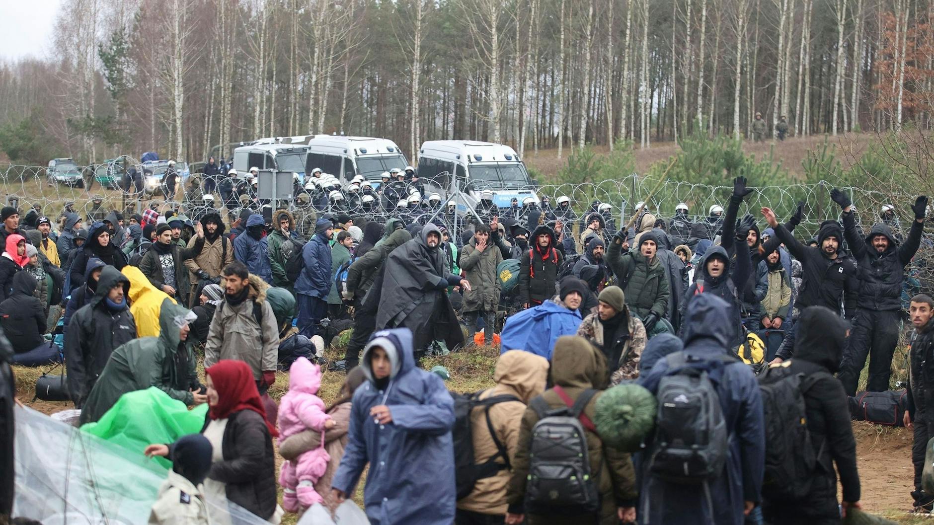 Der Versuch Hunderter, die Grenze zu Polen zu überwinden, war am Montag gescheitert.