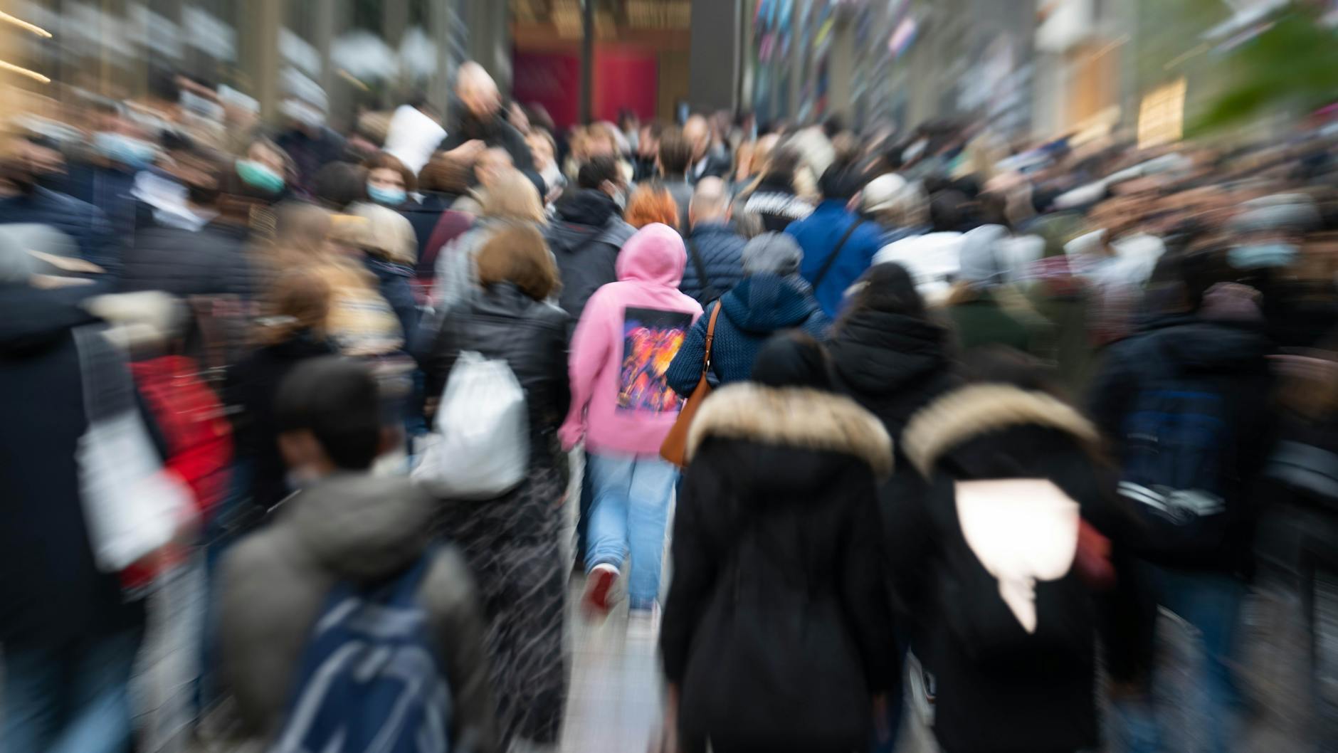 Menschen treffen in einer Fußgängerzone aufeinander (Symbolbild). Die Zahl der Corona-Neuinfektionen schnellt in Deutschland und Berlin in die Höhe.