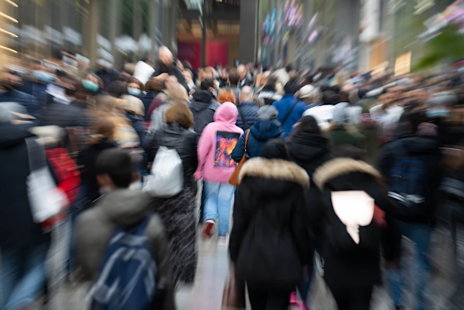 Menschen treffen in einer Fußgängerzone aufeinander (Symbolbild). Die Zahl der Corona-Neuinfektionen schnellt in Deutschland und Berlin in die Höhe.