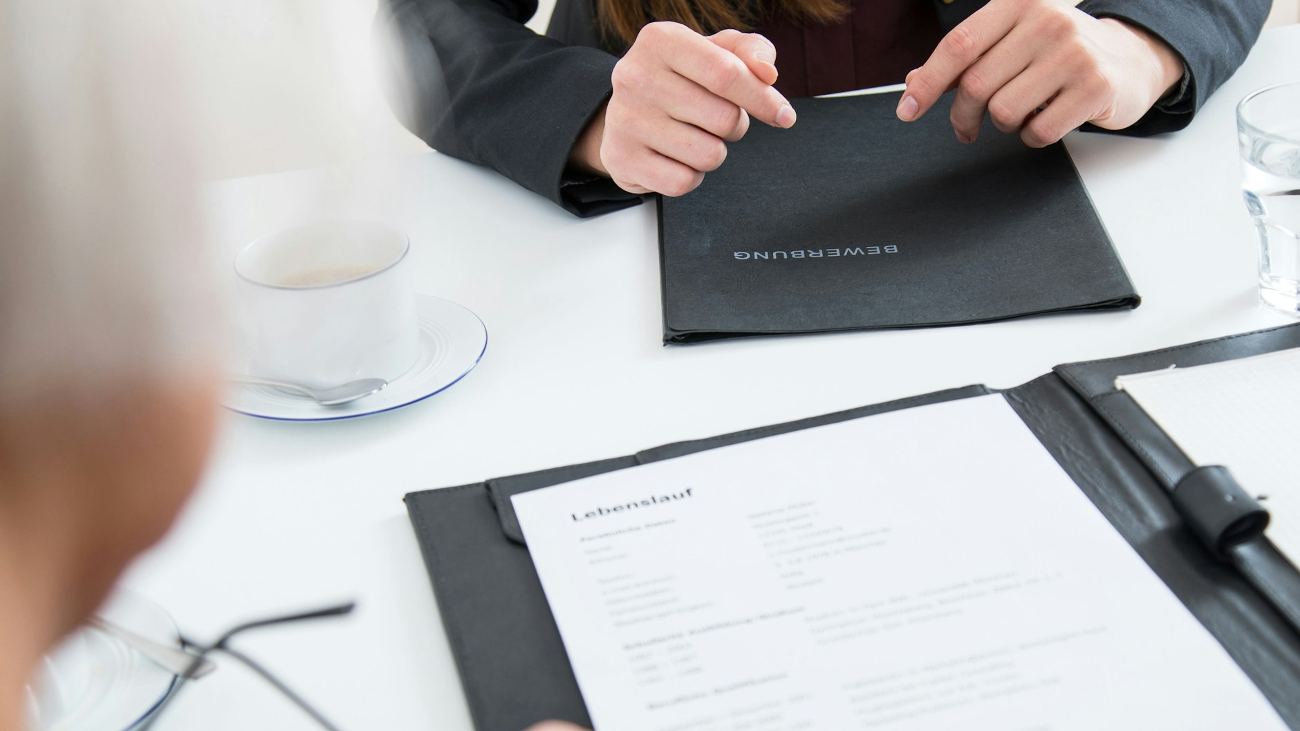 Auch Juristen beschäftigen sich mit dem Problem der Zulässigkeit von bestimmten Fragen im Bewerbungsgespräch (Symbolbild).