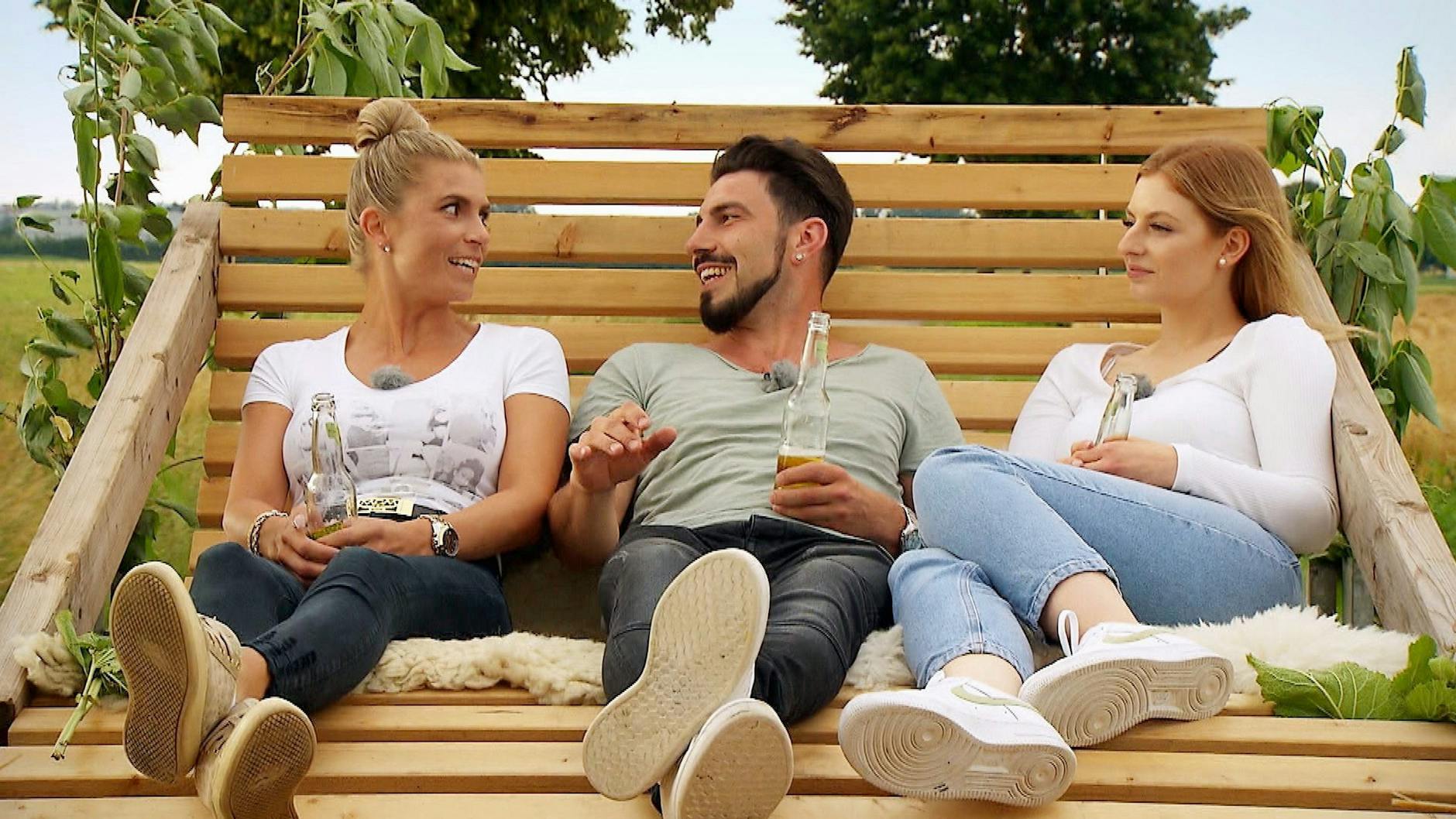 „Bauer sucht Frau“-Hotti Mathias macht es sich mit Sabrina und Melina gemütlich.