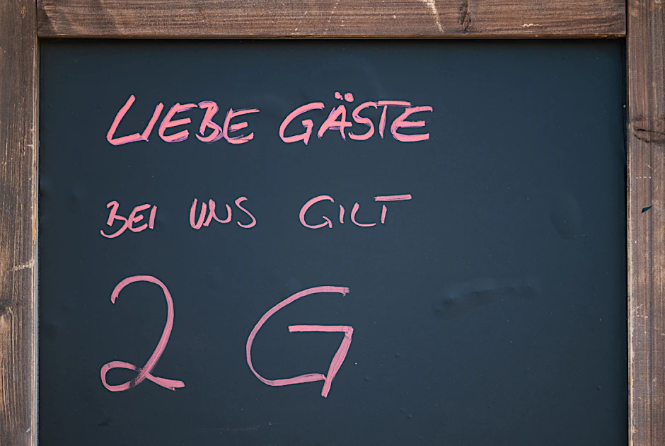 Vor einem Restaurant hängt ein Schild mit der Aufschrift „Liebe Gäste bei uns gilt 2G“. Das könnte bald überall in Berlin gelten, in Restaurants, Museen, bei Ausstellungen sowie den meisten anderen öffentlichen Veranstaltungen.&nbsp;