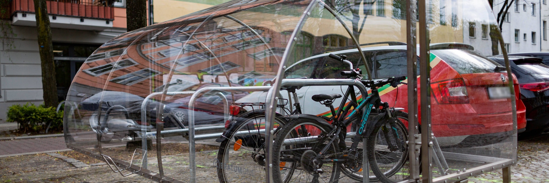 Kann man machen: Fahrradgaragen am Klausenerplatz, bei denen jedes Plätzchen 2600 Euro kostete.