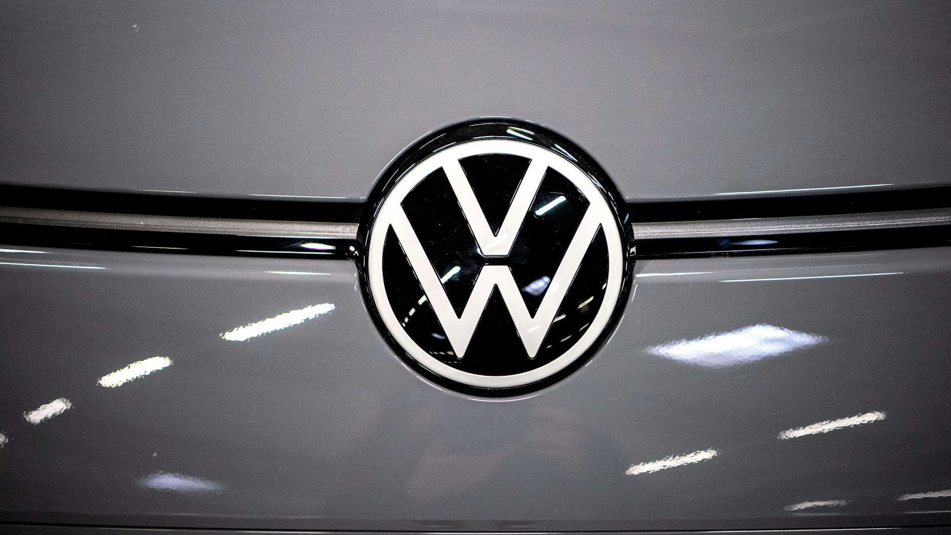 Das Logo von VW am Elektroauto ID.3.
