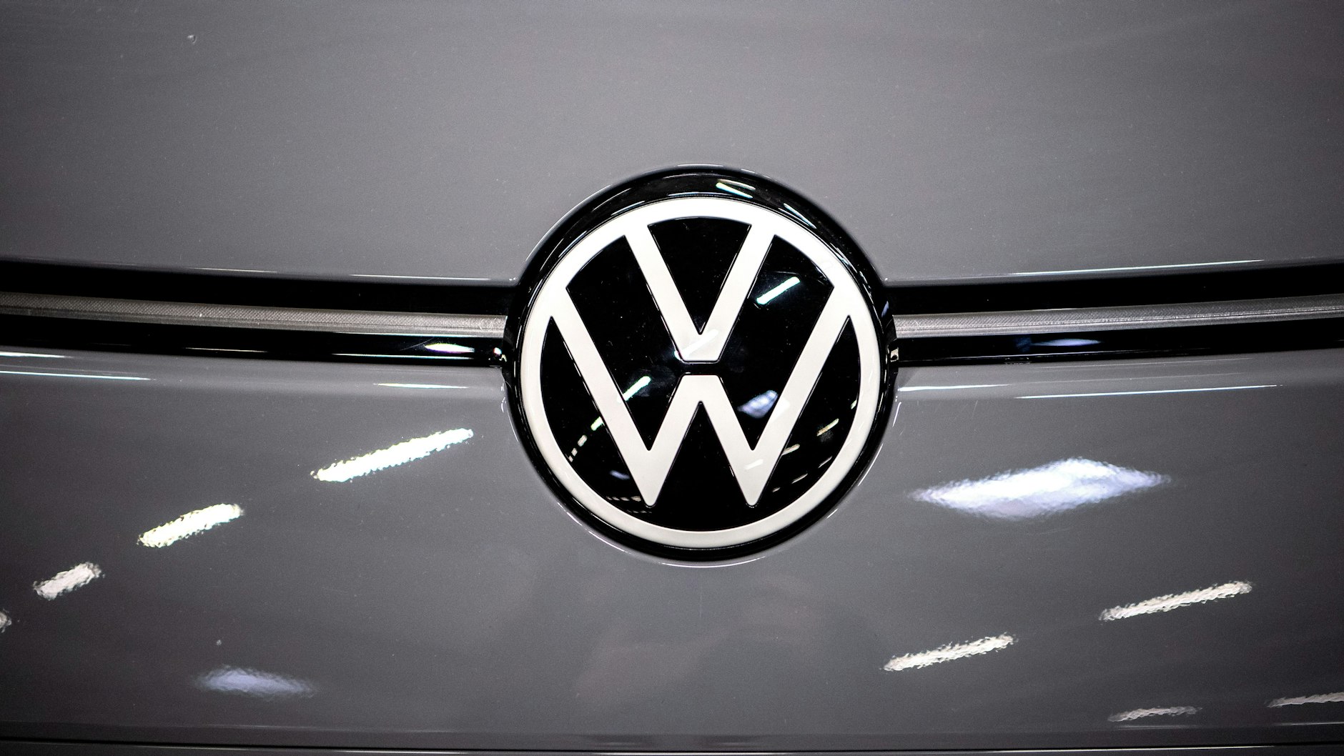 Das Logo von VW am Elektroauto ID.3.