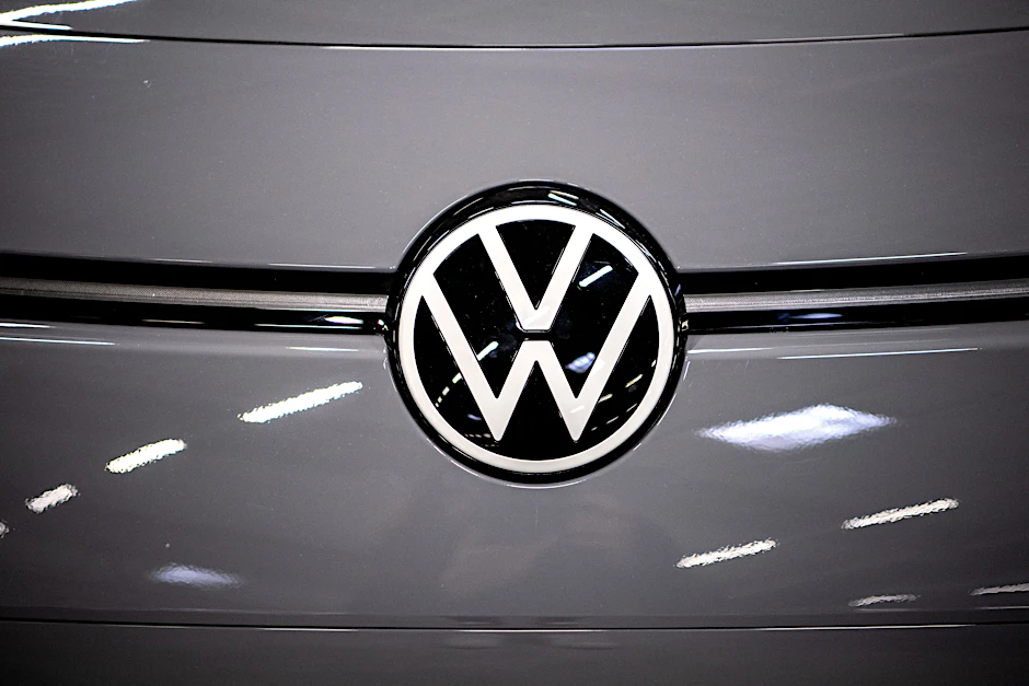 Das Logo von VW am Elektroauto ID.3.