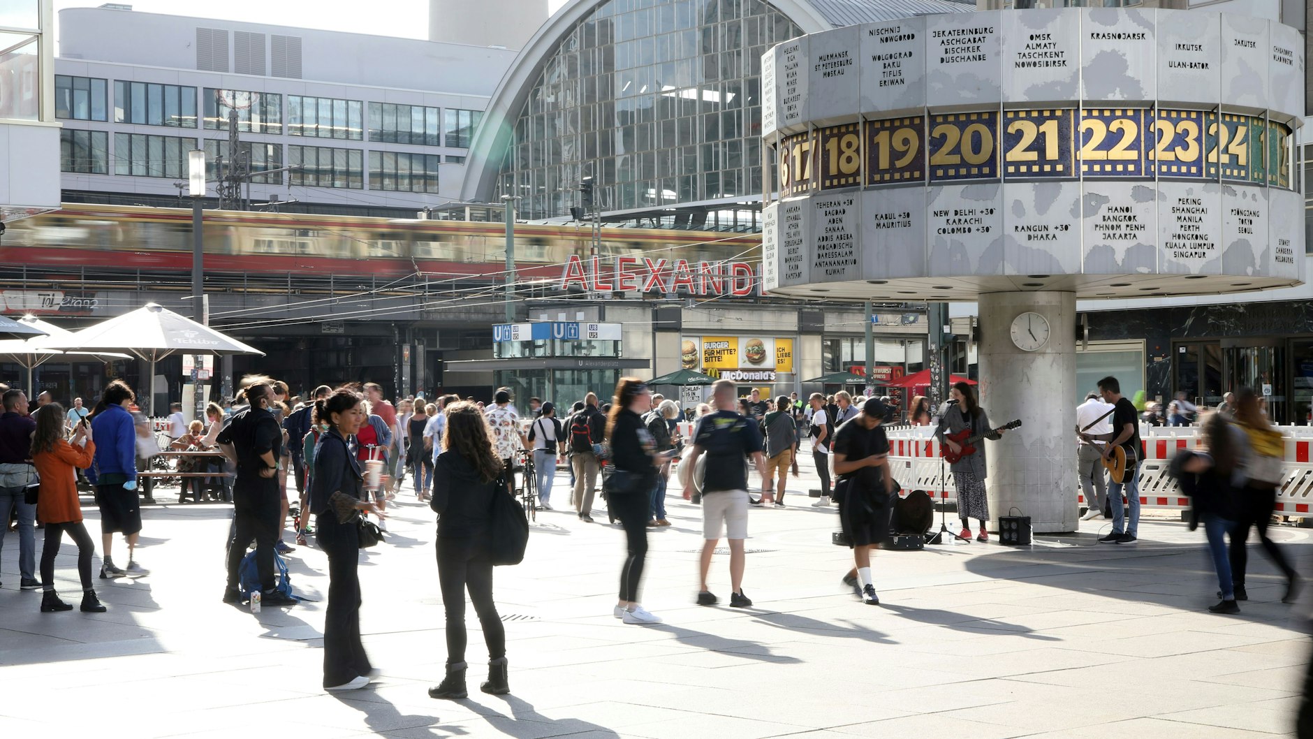 Bis zu 350.000 Menschen sind täglich auf dem Alexanderplatz. Für viele Berliner und Touristen ist die legendäre Weltzeituhr der Treffpunkt.