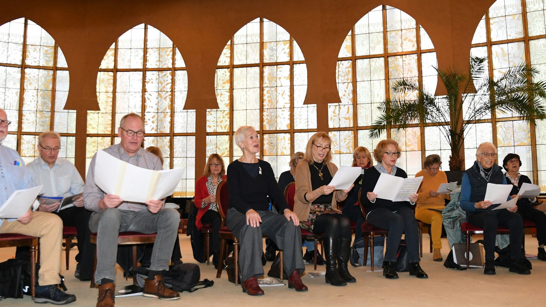 Die Herzschrittmacher sitzen im Halbkreis. Zum Singen wird aufgestanden.