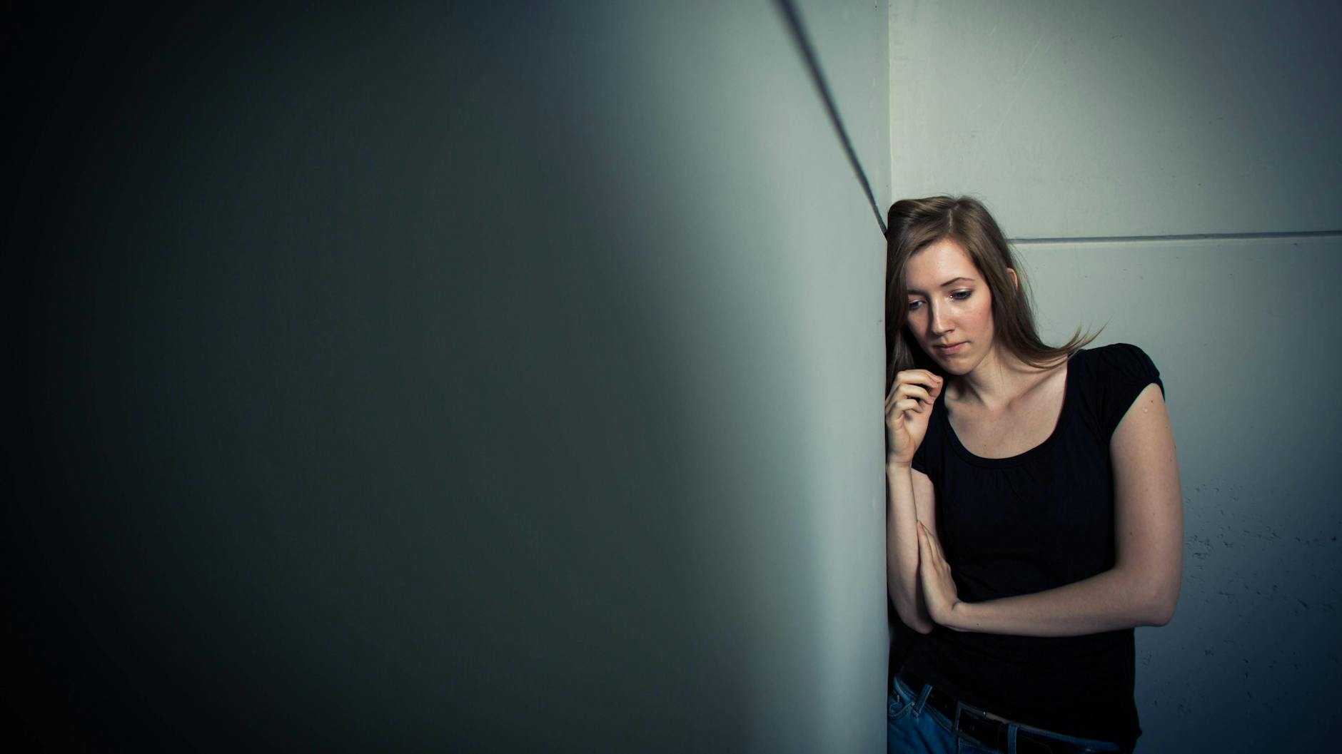 Eine Frau lehnt einsam in einem Flur: Jeder fünfte Beschäftigte in Deutschland leidet an Depressionen.