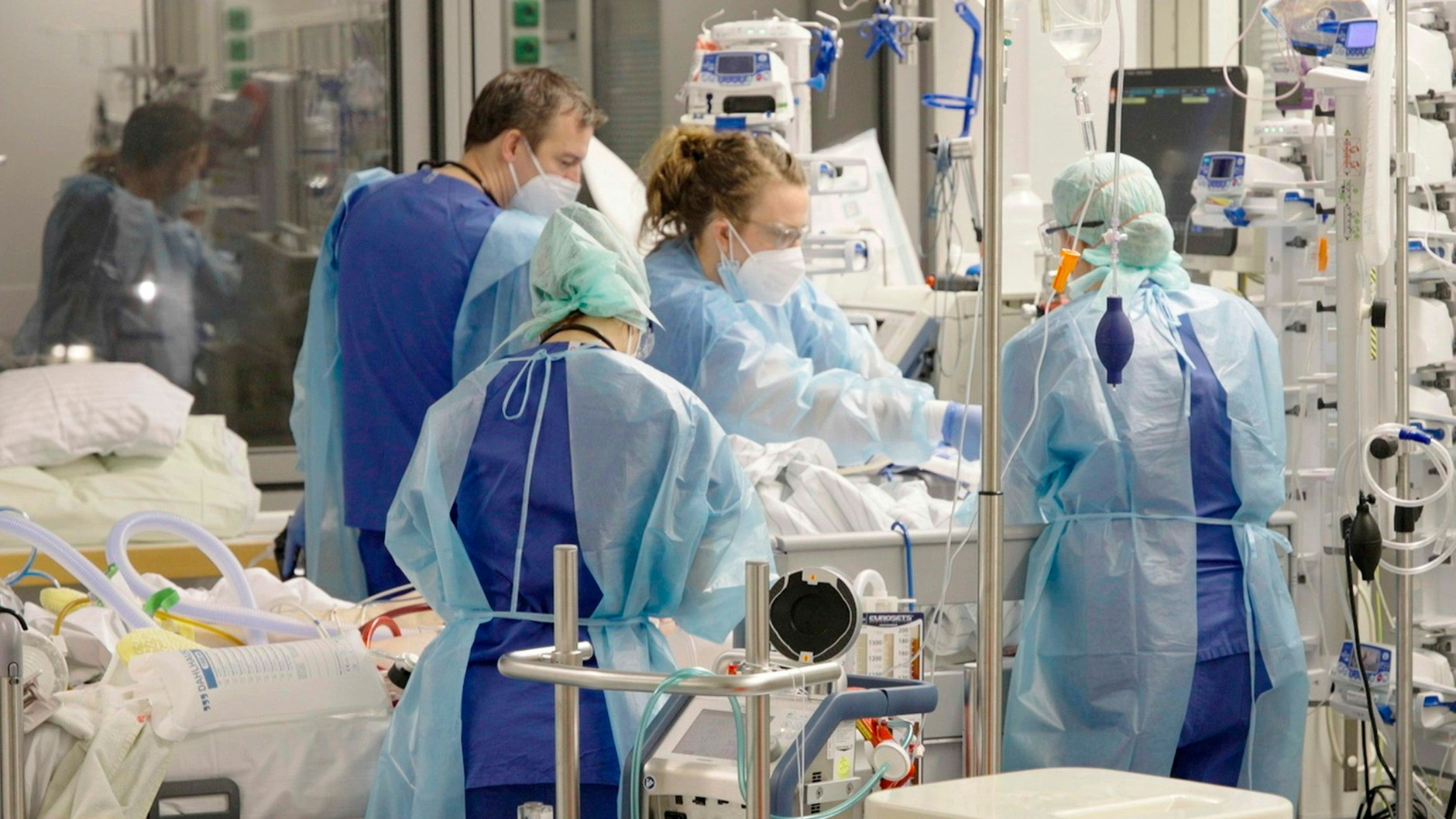 Beschäftigte der Charité werden von anderen Stationen abgezogen, damit sie auf den Corona-Stationen helfen können (Symbolbild).