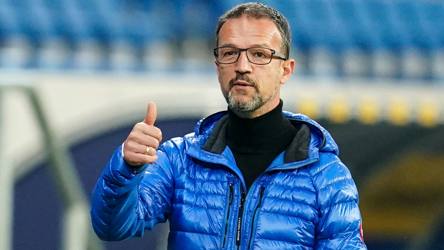 Daumen hoch! Herthas Sportchef Fredi Bobic scheint im Sommer auf dem Transfermarkt vieles richtig gemacht zu haben.