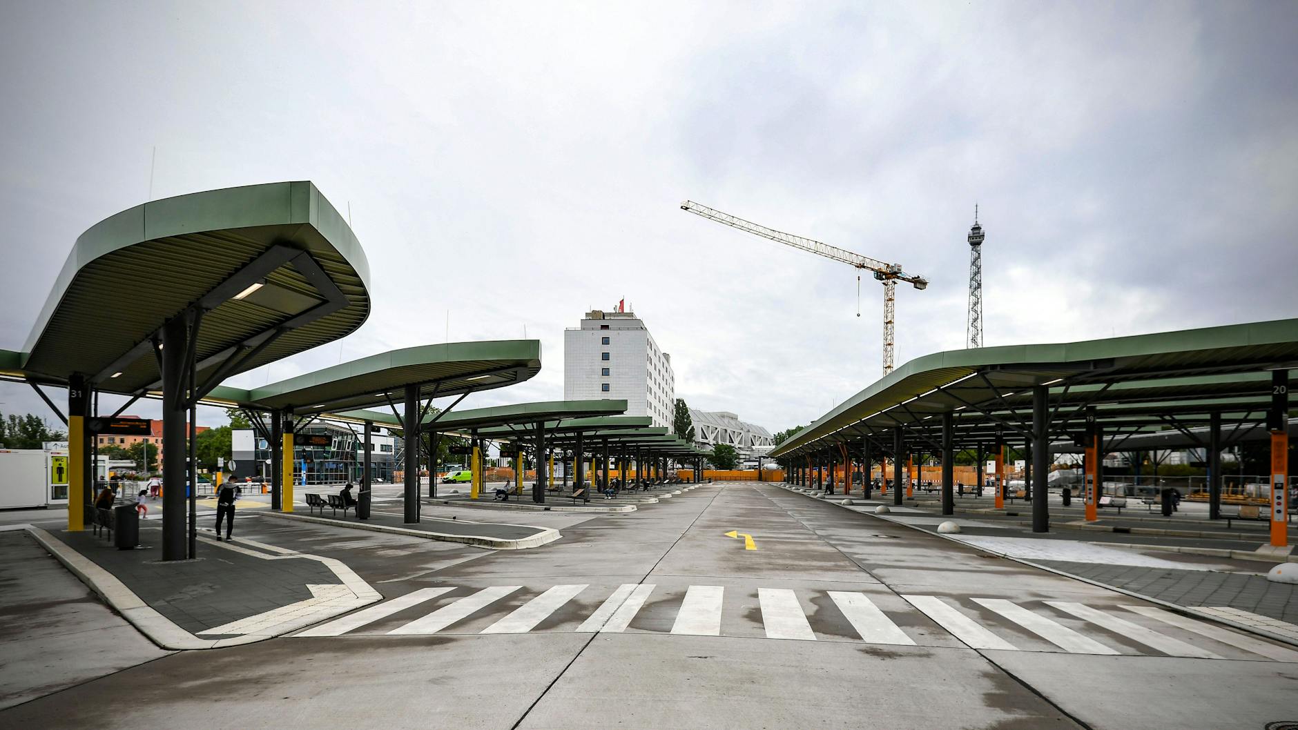 Berlin baut eine bessere Bushaltestelle, wird nicht fertig und haut Geld ohne Ende dafür raus.<br><br>