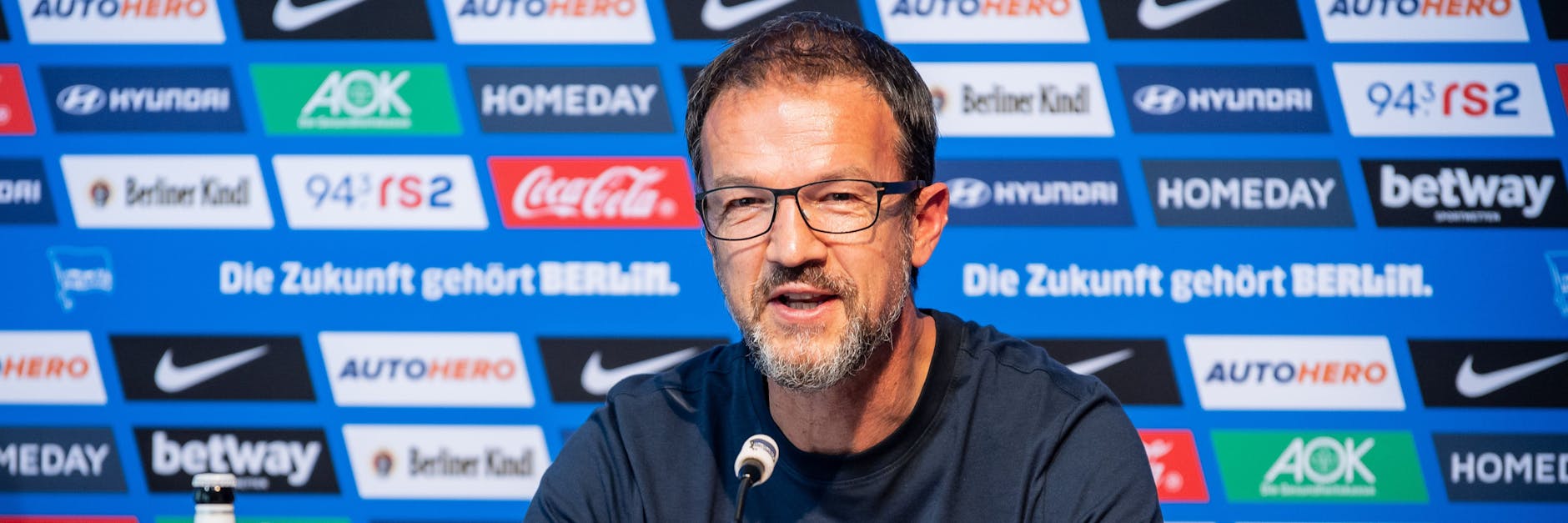 Hat gut lachen: Hertha-Sportchef Fredi Bobic kann mit seiner Transferpolitik bisher zufrieden sein. 