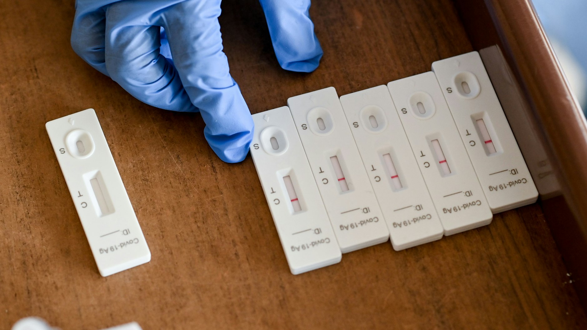 Corona-Tests am Arbeitsplatz dürften für viele Beschäftigte in Deutschland bald zum Alltag gehören (Symbolbild).