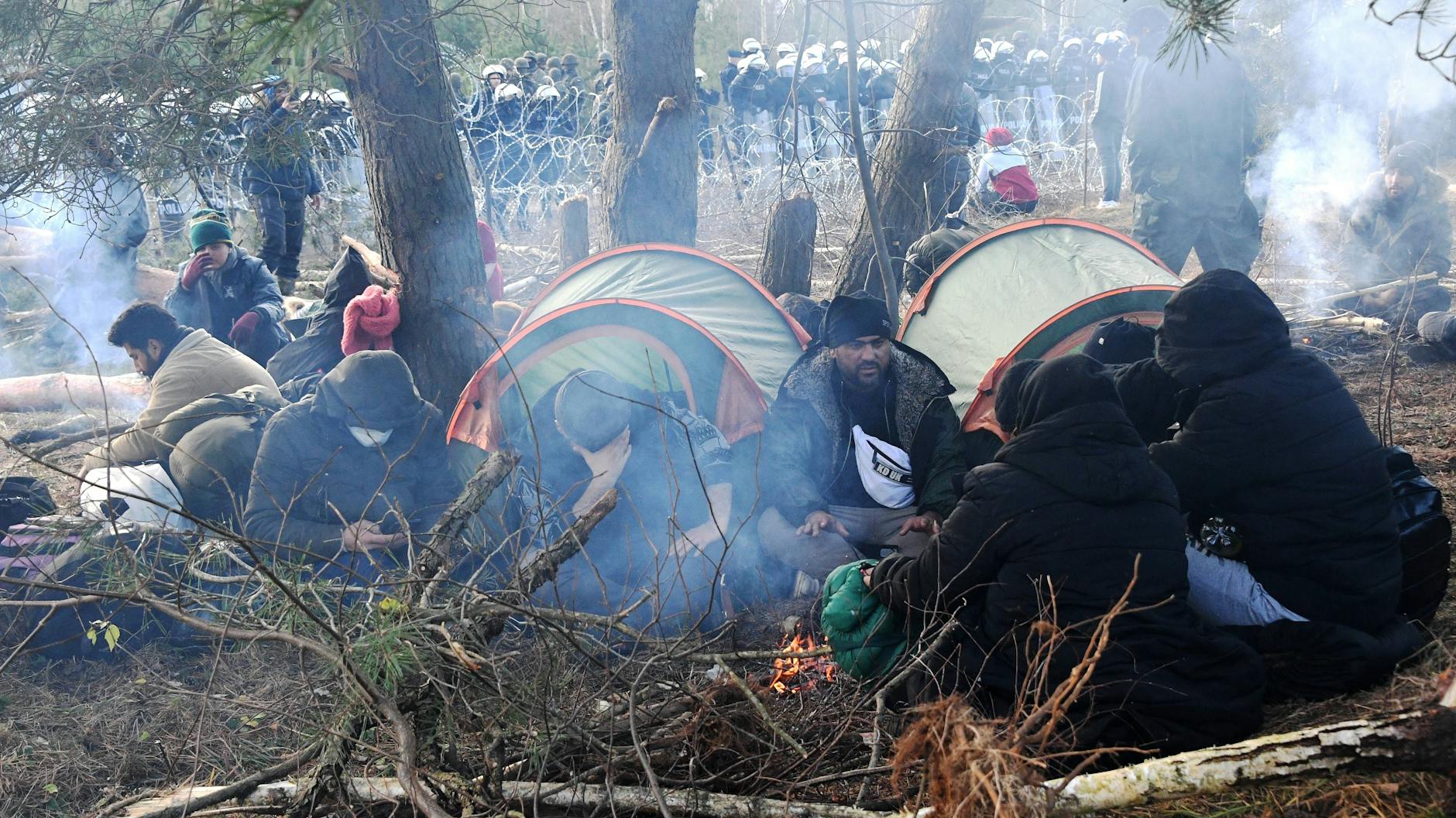 Vor der polnischen Grenze ist ein Elendslager entstanden, die Menschen stecken fest.