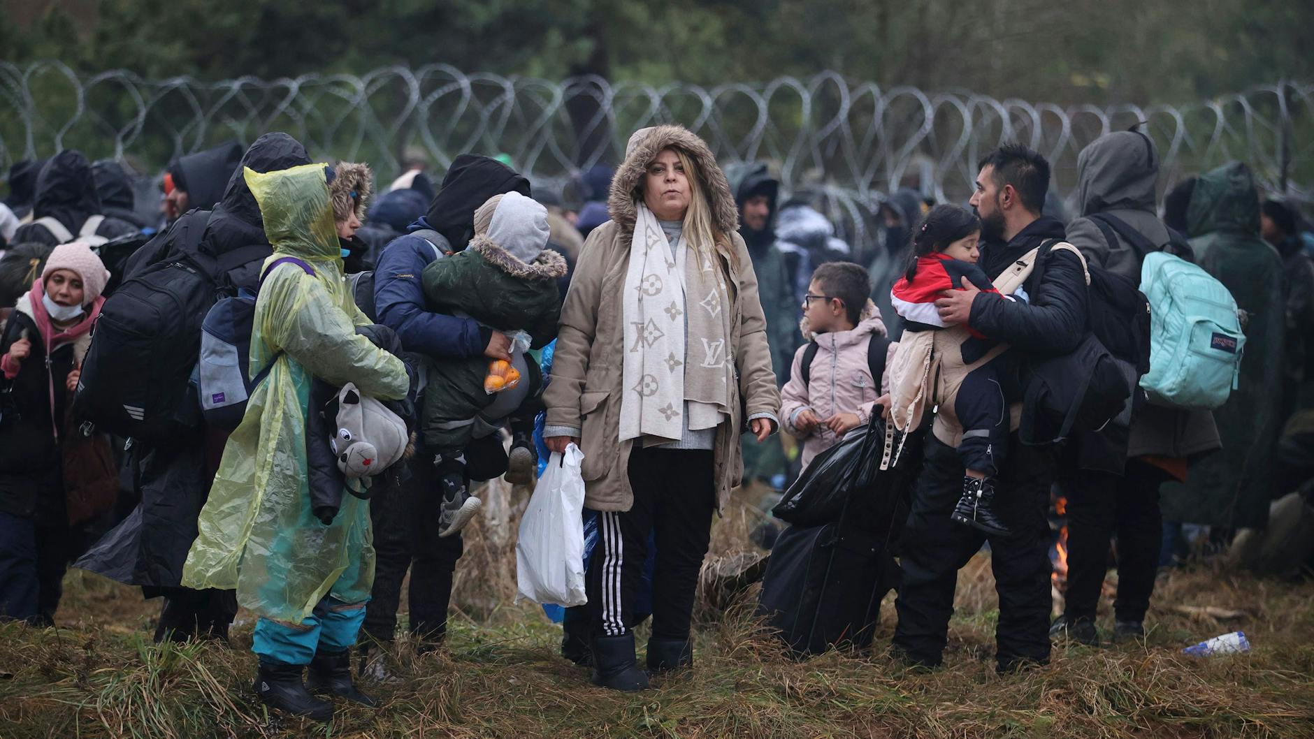 Migranten an der Grenze zwischen Belarus und Polen nahe der belarussischen Stadt Grodno