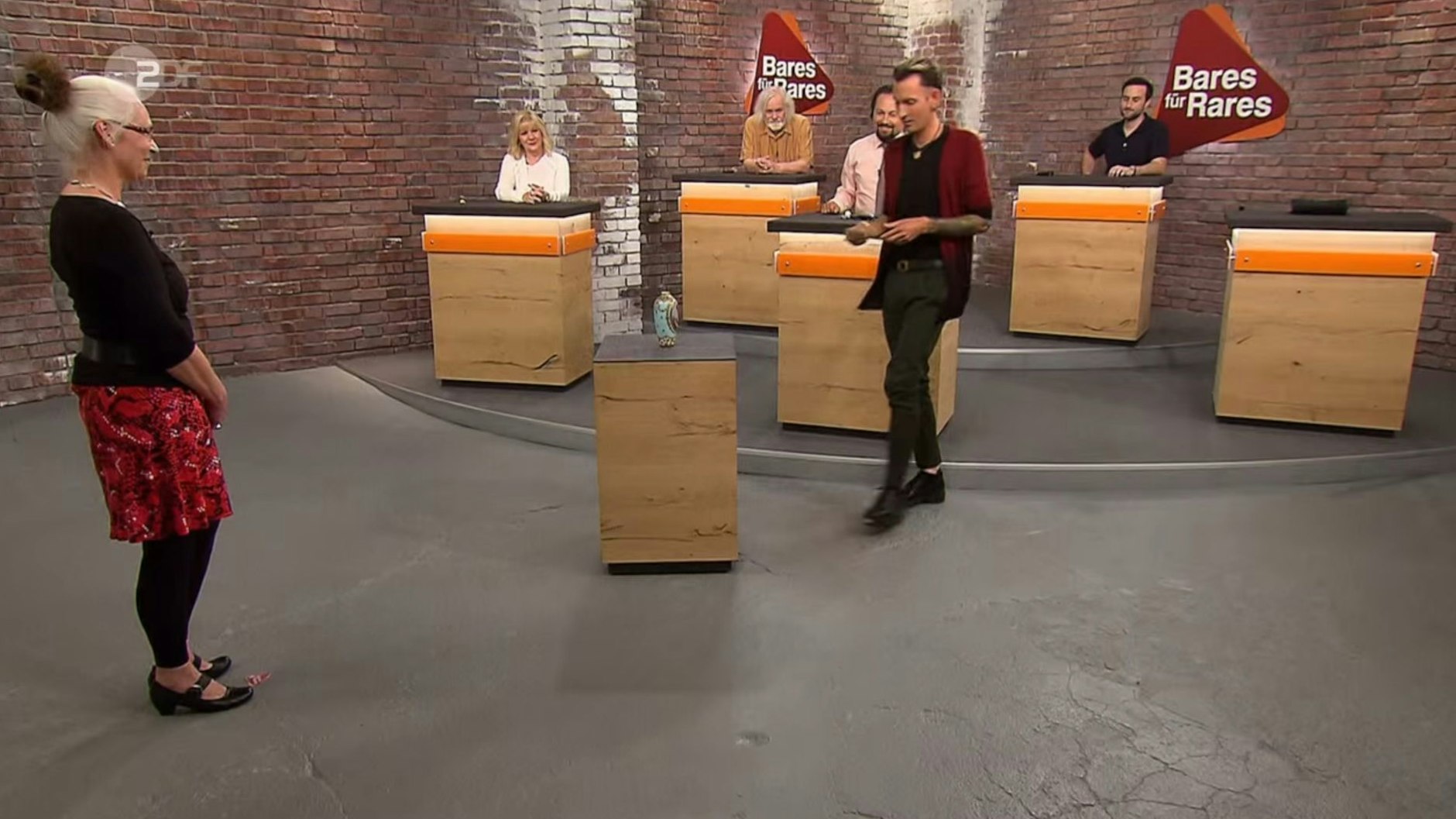 „Bares für Rares“-Händler Fabian Kahl zahlt 500 Euro für die Prunkvase aus Dresden.