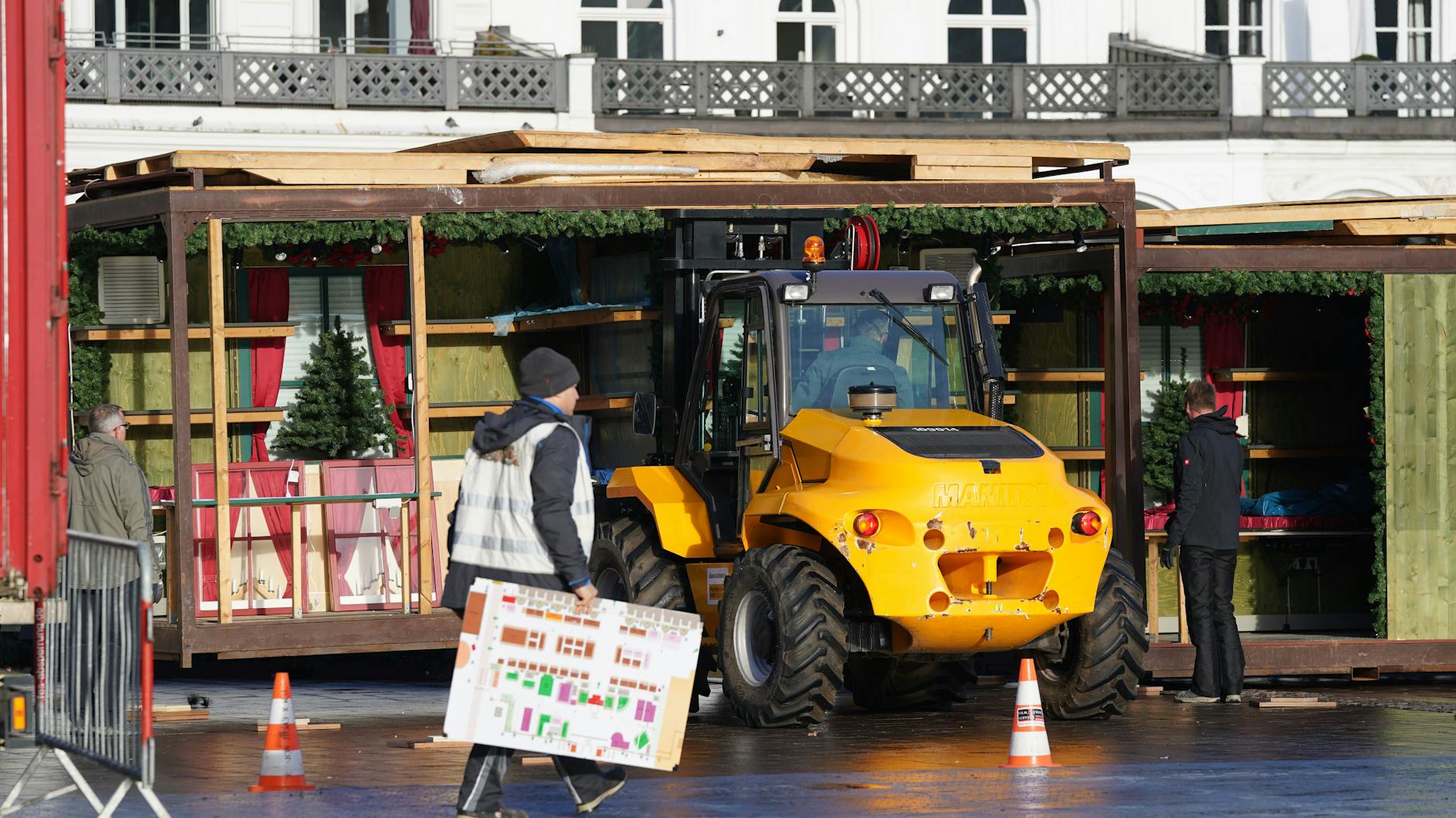 Hamburg: Mitarbeiter bauen Buden für den Roncalli-Weihnachtsmarkt auf dem Rathausmarkt auf.