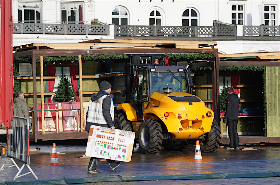 Hamburg: Mitarbeiter bauen Buden für den Roncalli-Weihnachtsmarkt auf dem Rathausmarkt auf.
