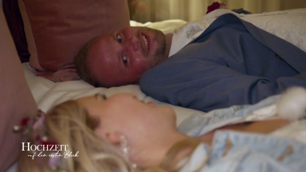 Nach ihrer „Hochzeit auf den ersten Blick“ verbringen Selina und Michael eine romantische Hochzeitsnacht.