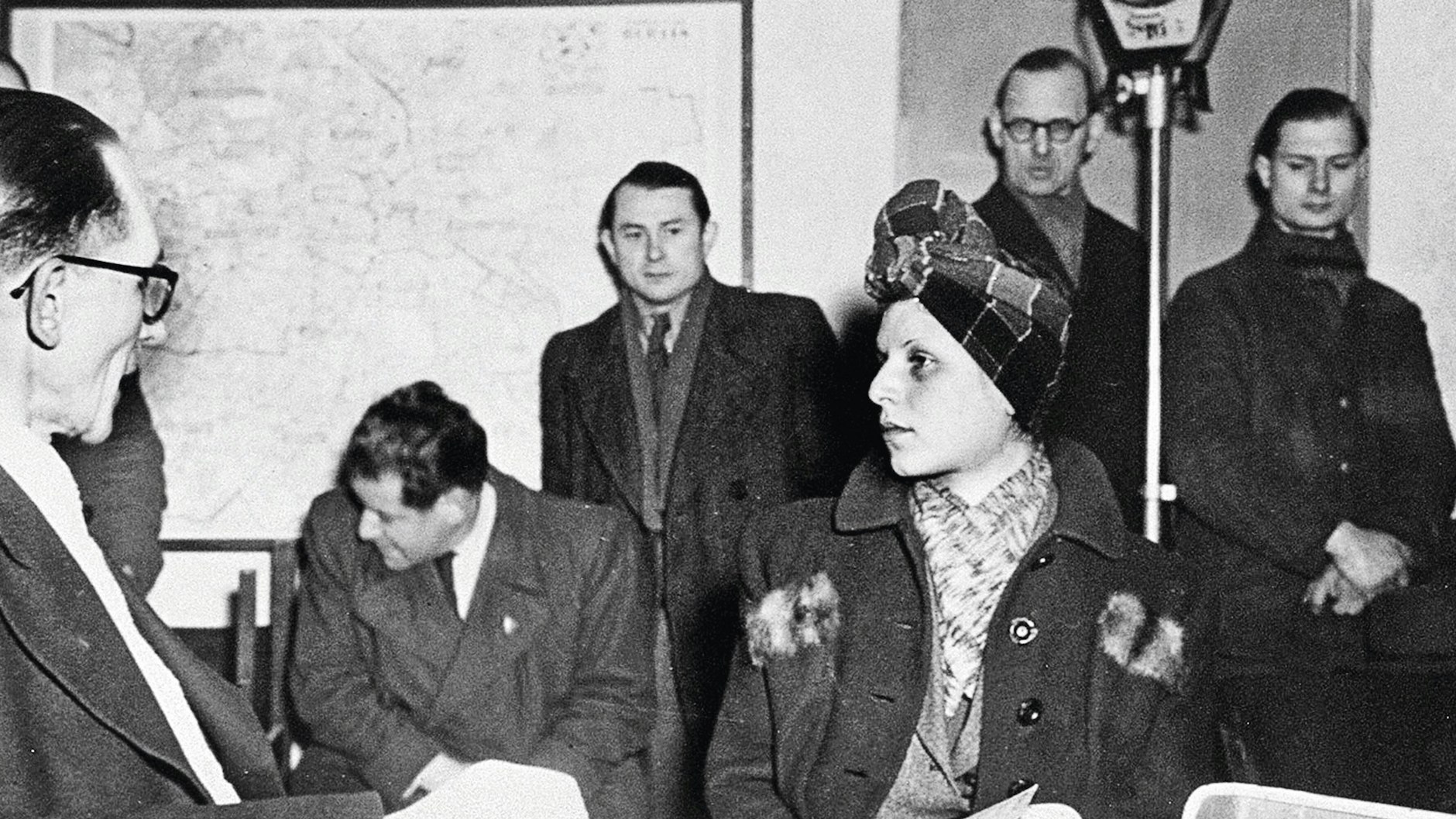 Stella Goldschlag wird nach ihrer Festnahme 1946 von der Kripo vernommen. Die Akten zu ihrem Fall liegen im Landesarchiv Berlin.