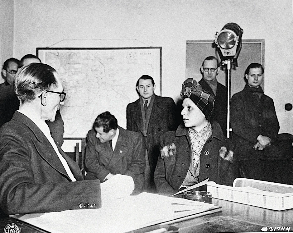Stella Goldschlag wird nach ihrer Festnahme 1946 von der Kripo vernommen. Die Akten zu ihrem&nbsp; Fall liegen im Landesarchiv Berlin. 