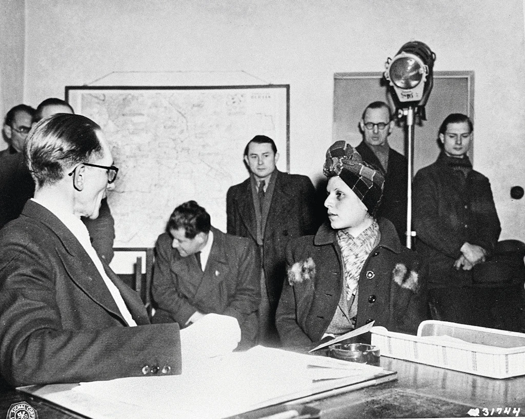 Stella Goldschlag wird nach ihrer Festnahme 1946 von der Kripo vernommen. Die Akten zu ihrem&nbsp; Fall liegen im Landesarchiv Berlin. 