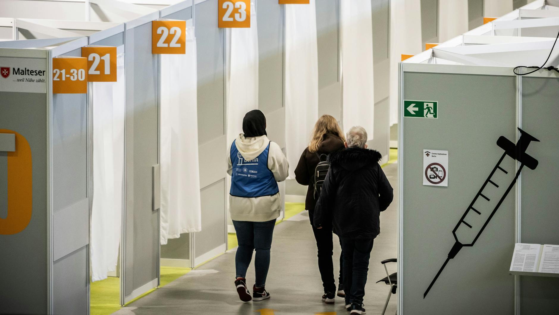 Das Impfzentrum in der Berliner Messe zieht bald ins ICC (Archivbild).