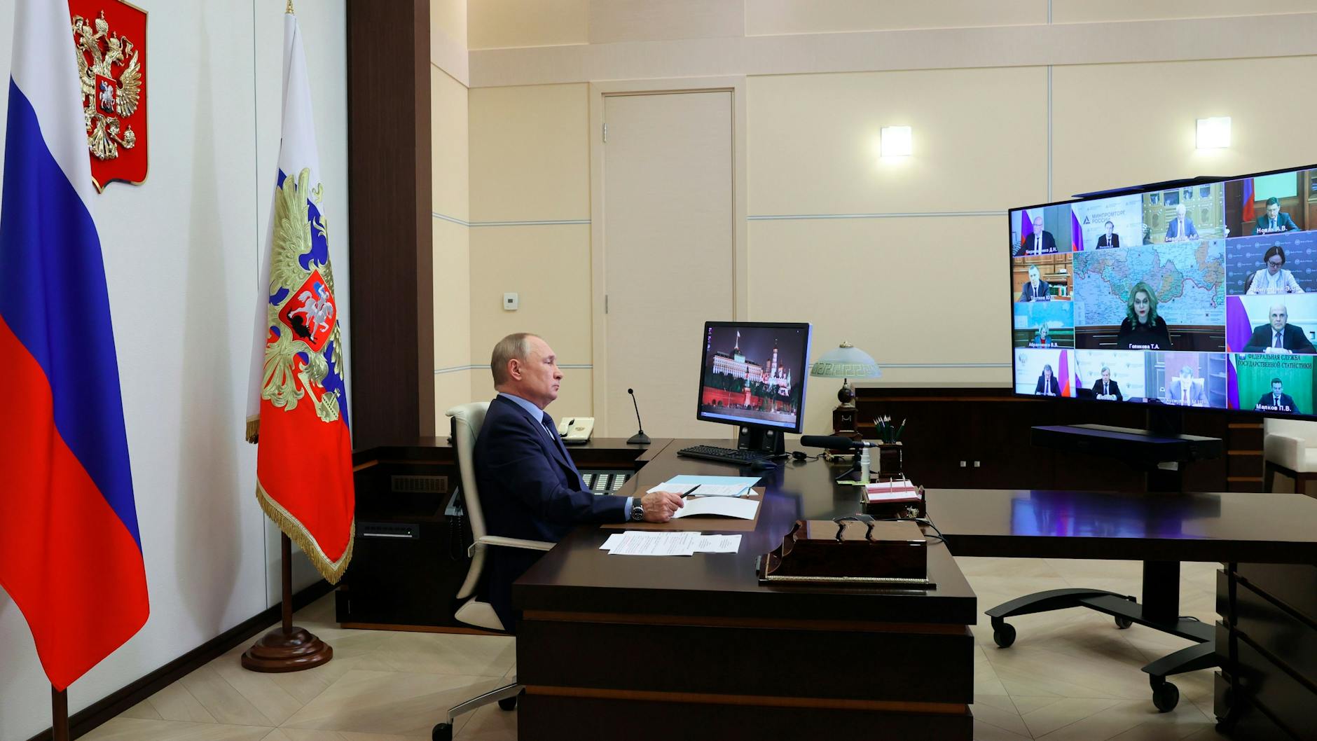 Wladimir Putin, Präsident von Russland, nimmt an einer Kabinettssitzung in seiner Residenz in Nowo-Ogarjowo teil.