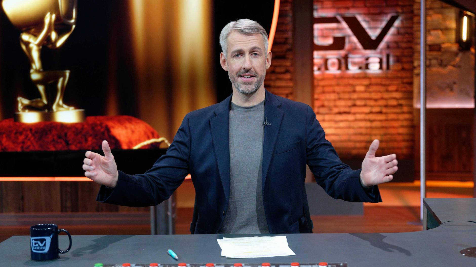 Der Entertainer Sebastian Pufpaff sitzt nach der Aufzeichnung der ersten Sendung der wieder aufgenommenen ProSieben-Comedyshow „TV total“ im Studio.