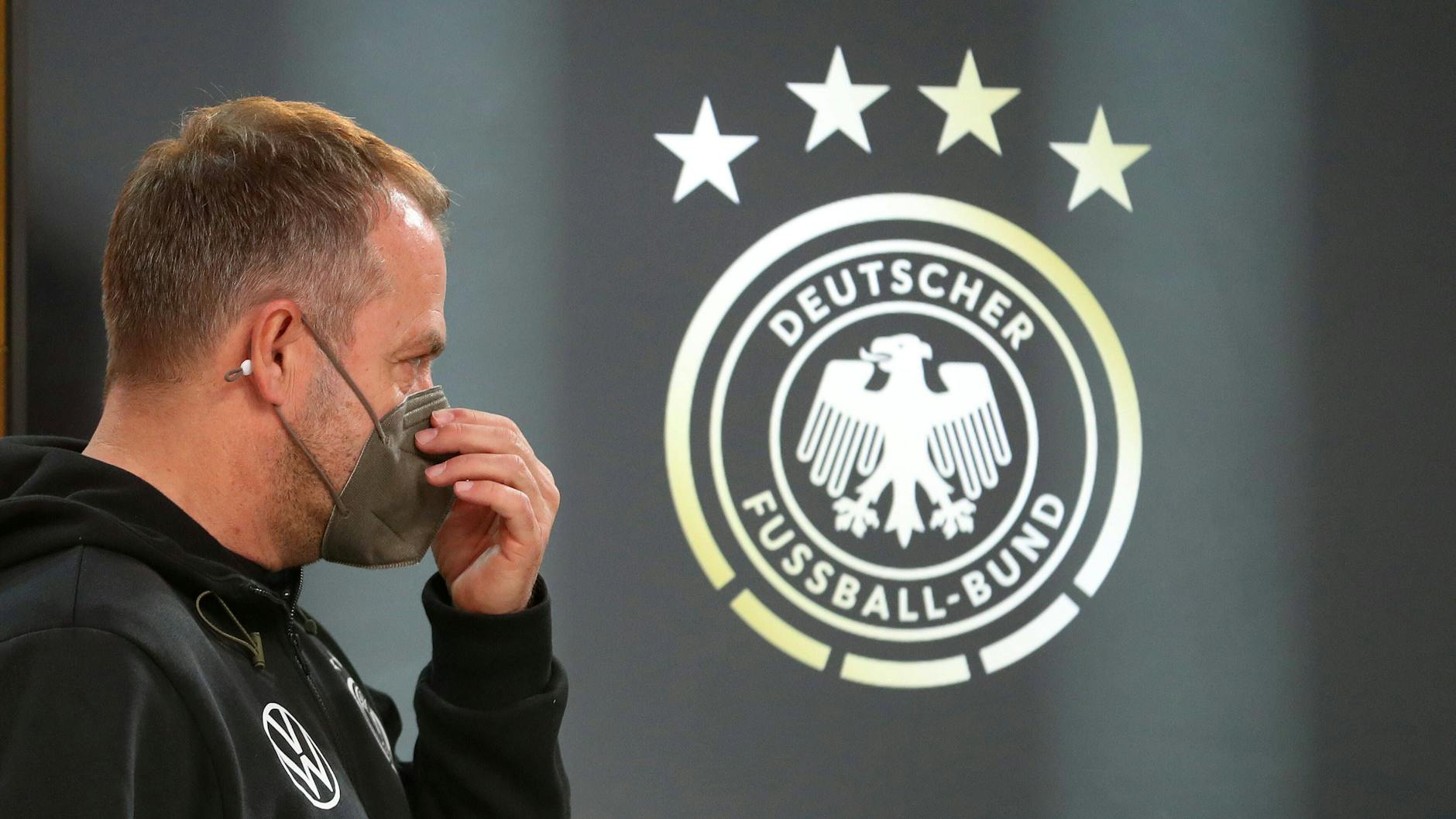 Fußball-Nationaltrainer Hansi Flick wünscht sich geimpfte Spieler.