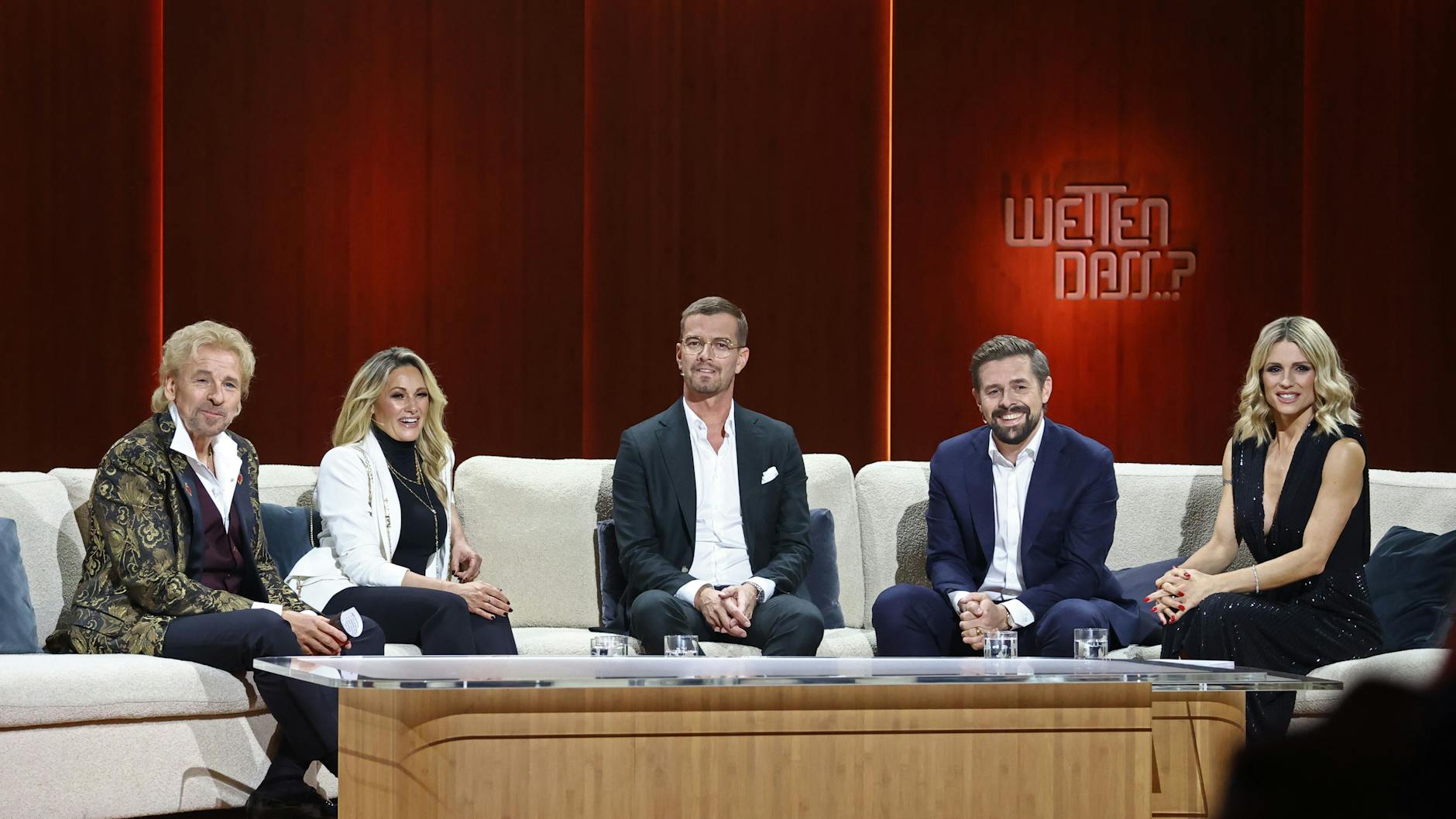 Thomas Gottschalk unterhält sich bei Jubiläumsshow „Wetten, dass..?“ mit Helene Fischer, Joko Winterscheidt, Klaas Heufer-Umlauf und Michelle Hunziker. 