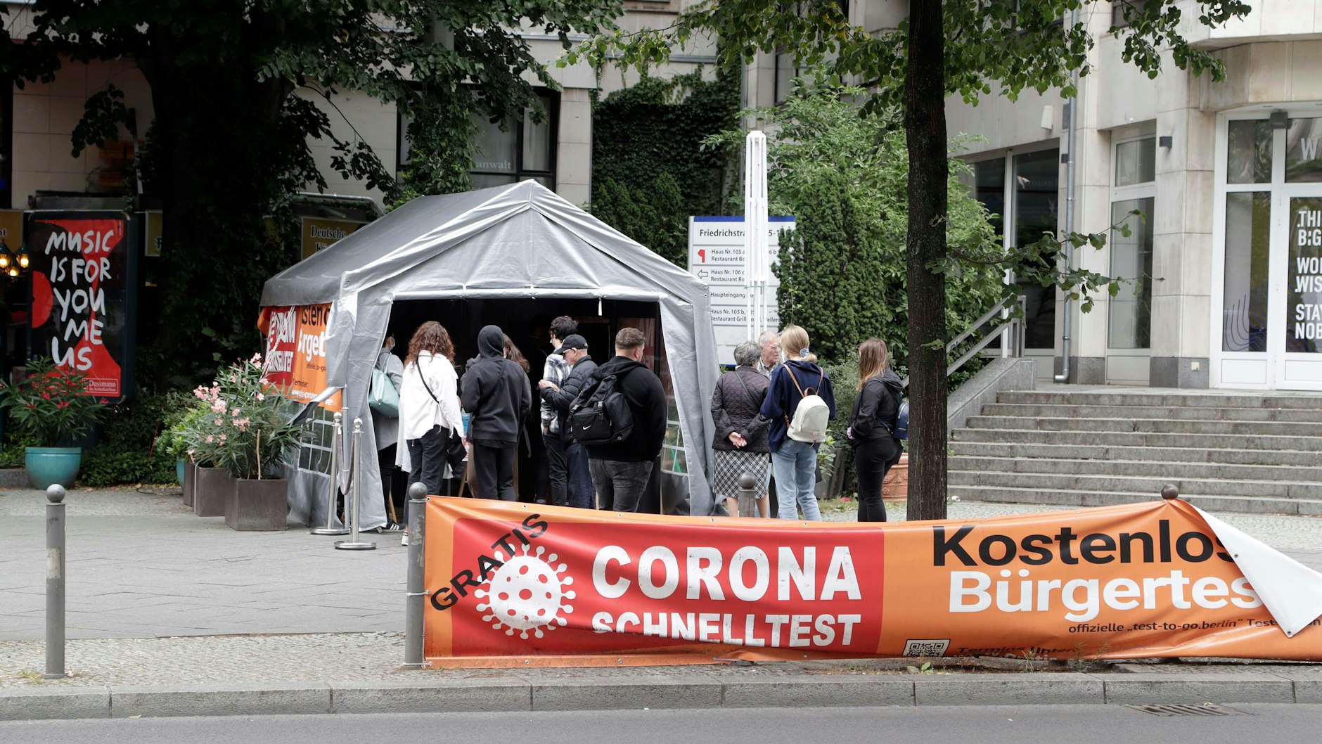 Ein Zentrum für Corona-Schnelltests in Berlin-Mitte. In einigen solcher Zentren wurde mit lückenhaften IT-Softwares zur Datenerfassung gearbeitet (Symbolbild).<br><br>