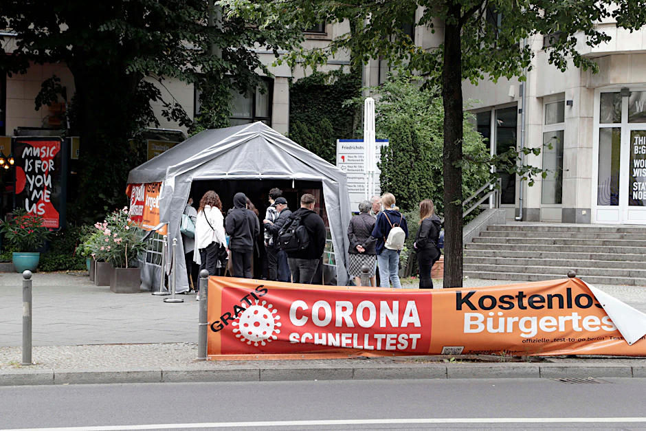 Ein Zentrum für Corona-Schnelltests in Berlin-Mitte. In einigen solcher Zentren wurde mit lückenhaften IT-Softwares zur Datenerfassung gearbeitet (Symbolbild).<br><br>
